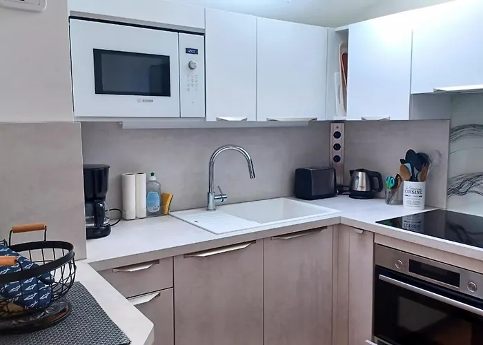 Nice Apartment With Pool - Near The Beach